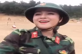 Cô gái Nghệ An mặc quân phục vừa xinh vừa hát hay