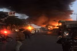 Hải Phòng: Cháy xưởng gỗ ngùn ngụt sát cây xăng và khu dân cư