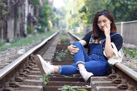 Giới trẻ Hà Nội săn ảnh cực chất ở khu đường tàu hỏa