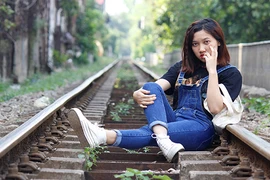 Giới trẻ Hà Nội săn ảnh cực chất ở khu đường tàu hỏa