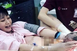 Tranh cãi ảnh em bé chào đời bị Facebook gắn mác khiêu dâm 