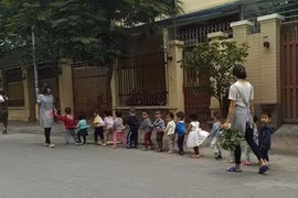 "Đoàn tàu mẫu giáo" đưa dân mạng về tuổi thơ dữ dội