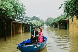 Bão số 12: Hội An ngập nước và bộ ảnh cưới để đời
