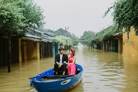Bão số 12: Hội An ngập nước và bộ ảnh cưới để đời