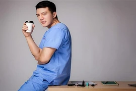 Ngây ngất với chàng bác sĩ đẹp trai như người mẫu