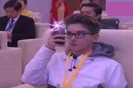 Xuất hiện 2 giây trên thời sự, “soái ca Tây” khiến dân mạng phát sốt