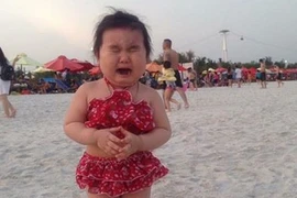 "Yêu không đỡ nổi" cảm xúc lần đầu đi biển của các bé