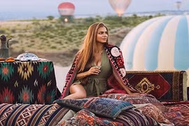 Những cô gái hái ra tiền nhờ "sống ảo" trên mạng