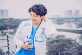 Chị em chăm khám bệnh mong gặp bác sĩ phụ sản đẹp như nam thần 