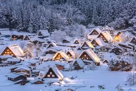 Giới trẻ thích thú với ngôi làng cổ toàn tuyết ở Nhật Bản