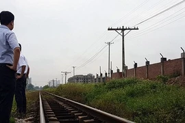 Liều lĩnh xây tường lấn hành lang đe dọa an toàn đường sắt