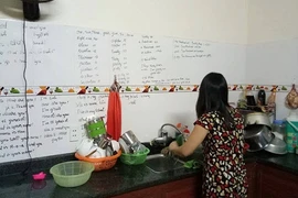 Bà mẹ viết công thức tiếng Anh khắp nhà để ép con học