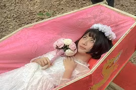 Hot girl Quỳnh Anh Shyn gây sốc khi tạo dáng trong quan tài