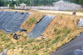 Tréo ngoe công trình 50 tỷ nứt toác, xe chở rác đắp chiếu