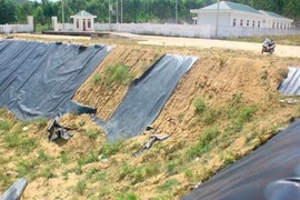 Tréo ngoe công trình 50 tỷ nứt toác, xe chở rác đắp chiếu