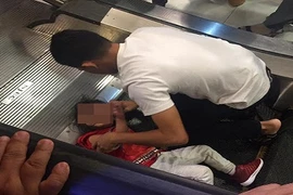 Clip bé gái kẹt tay trong thang máy cuốn gây sốc 