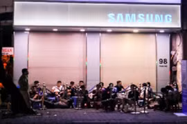 Lũ lượt xách giường ra đường ngủ đợi mua Samsung Galaxy Note 9