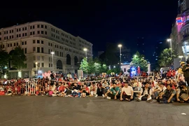 Chùm ảnh: Người dân háo hức thức xuyên đêm xem bắn pháo hoa và chờ xem tổng duyệt