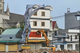 Tiệm kinh doanh vàng bị nghiêng khi làm nút giao Tân Vạn thuộc dự án Vành đai 3