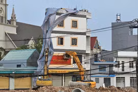 Tiệm kinh doanh vàng bị nghiêng khi làm nút giao Tân Vạn thuộc dự án Vành đai 3