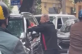 Thông tin bất ngờ vụ tài xế ngồi trong ô tô bị đánh trên phố Hà Nội