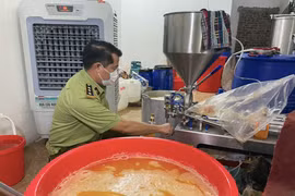 Phát hiện xưởng sản xuất mỹ phẩm có dấu hiệu giả mạo Coco Chanel, Collagen X12 Olive