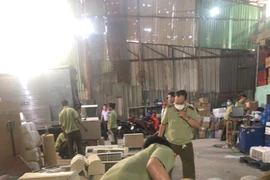 Đột nhập kho hàng gần 1.000 sản phẩm điện tử cũ hiệu Dakin, Panasonic, Hitachi, Fujitsu