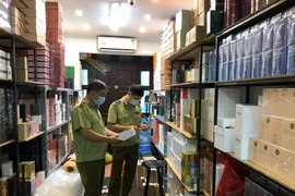 Thu giữ hơn 4.000 chai nước hoa hiệu Gucci, Dolce & Gabbana, Good Girl không rõ nguồn gốc tại Hà Nội
