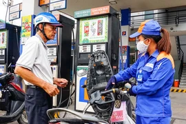 Giá xăng dầu đồng loạt giảm nhẹ