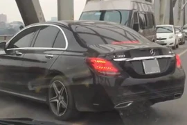 Cái kết đắng cho tài xế quay đầu Mercedes trên cầu Chương Dương