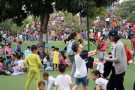 Ảnh: Công viên Hà Nội chật kín người vui chơi ngày giỗ Tổ