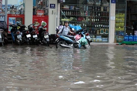 Ảnh: Mưa cực lớn khiến đường phố Hà Nội biến thành sông