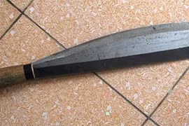 Đang ôm con ngủ, người đàn bà bị kẻ lạ mặt chém dã man