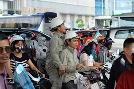 Ảnh: Ô tô, xe máy mắc kẹt nhiều giờ đồng hồ sau mưa ở HN