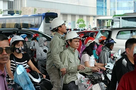 Ảnh: Ô tô, xe máy mắc kẹt nhiều giờ đồng hồ sau mưa ở HN