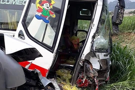 Xe khách đâm nhau bẹp đầu, băng ra khỏi đường ở Hòa Bình