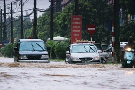 Ảnh: Mưa suốt đêm, đường Hà Nội ngập sâu trong biển nước