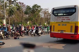 Va chạm xe bus, người đàn ông đi xe máy bị cán chết thảm