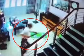 Camera ghi lại phút kinh hoàng người đàn ông chém 3 người ở Sóc Sơn