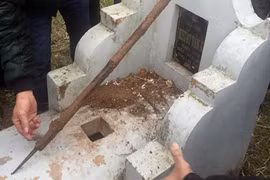 Tóm gọn kẻ đóng đinh chôn cọc xuống mộ ở Hà Nội