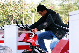 Người Hà Nội khoan khoái đạp xe lọc nước ở hồ Hoàng Cầu