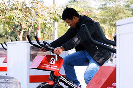 Người Hà Nội khoan khoái đạp xe lọc nước ở hồ Hoàng Cầu