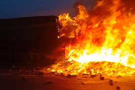 Hà Nội: Xe container bốc cháy dữ dội trên Thanh Trì