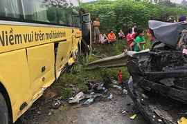 Ô tô đâm xe khách kinh hoàng trên cao tốc Nội Bài - Lào Cai 