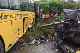 Ô tô đâm xe khách kinh hoàng trên cao tốc Nội Bài - Lào Cai 