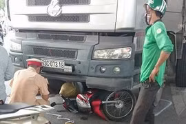Hà Nội: Bị xe tải cuốn vào gầm, người phụ nữ tử vong