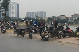 Bàng hoàng phát hiện thi thể nam giới nổi trên hồ Định Công