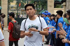 Thí sinh nhăn nhó mặt sau thi môn Toán THPT Quốc gia 2017