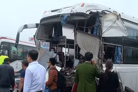 Hiện trường tai nạn xe cứu hỏa tông xe khách ở Hà Nội