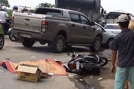 Em trai gào khóc tuyệt vọng nhìn anh bị xe tải cán chết